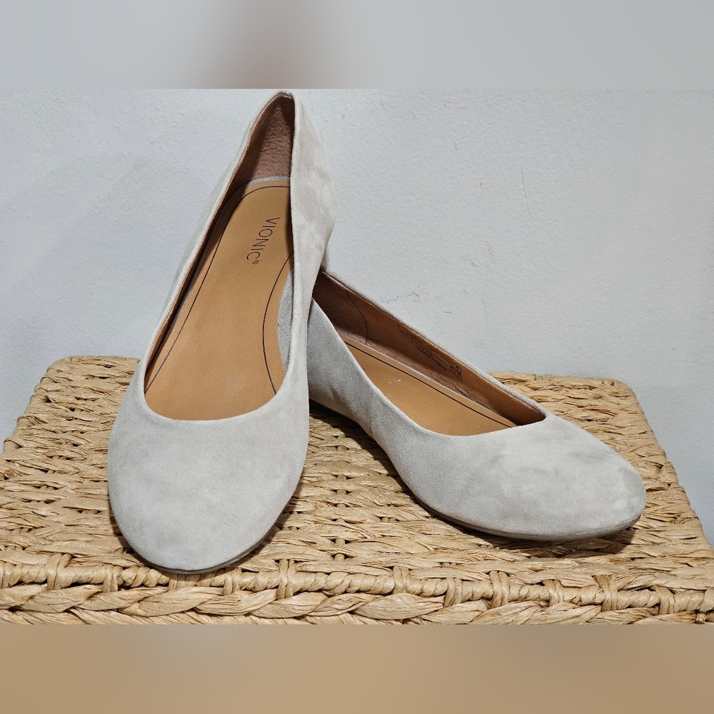 NWOT  VIONIC  Hannah Suede Leather Ballet Taupe Gray Ortho Arch Support Flats 10